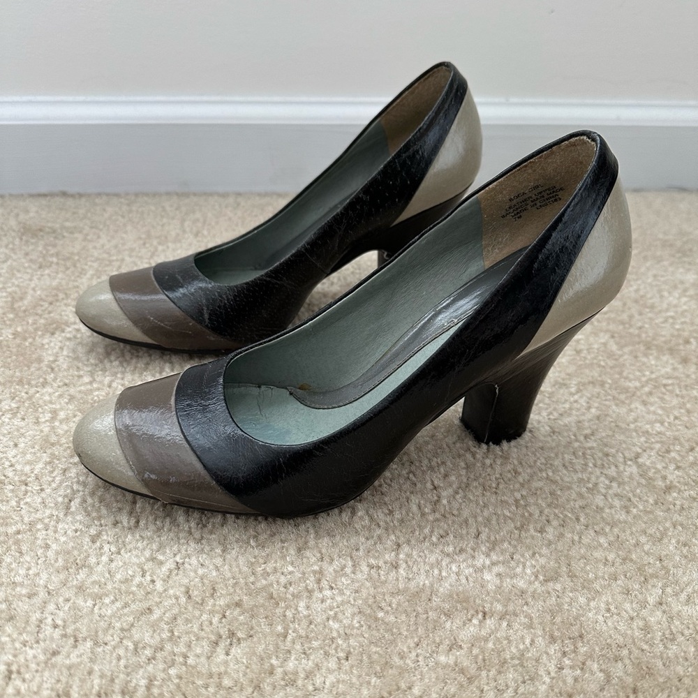 Kenneth Cole Reaction Chunky Heels with a Round Toe Size 7